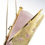 Pochette modello Ecran total in raso rosa pastello con foglie di pelle dorata e dettagli in metallo dorato